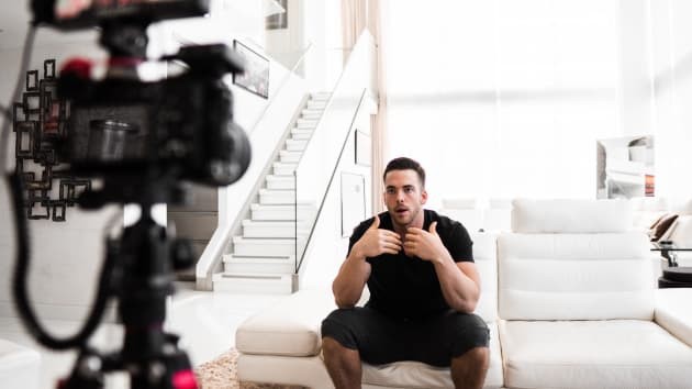 Triệu phú 27 tuổi người Mỹ: 'Muốn giàu nhanh thì đừng tiết kiệm tiền' ảnh 1