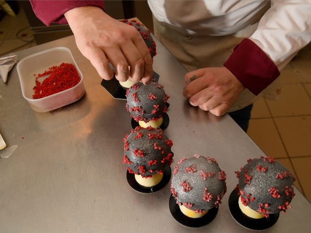 Trứng Phục sinh chocolate hình virus Corona ảnh 1