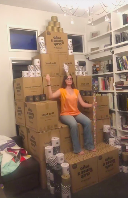 Mua nhầm 2.000 cuộn giấy vệ sinh trong mùa dịch ảnh 1