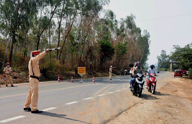 Cướp ôtô, đánh cảnh sát để trốn cách ly ảnh 1