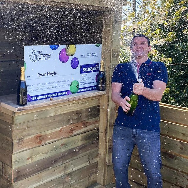 Giữa tình cảnh cách ly xã hội, một người mua vé số ở Anh trúng giải độc đắc hơn 72 triệu USD ảnh 1