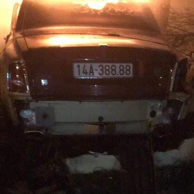 Quảng Ninh: Siêu xe Rolls-Royce Phantom biển tứ quý bốc cháy ngùn ngụt trong đêm ảnh 1