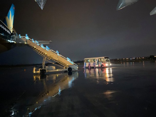 Chuyến bay đón 129 người Việt nhiễm Covid-19 từ Guinea Xích đạo đã về Nội Bài ảnh 2