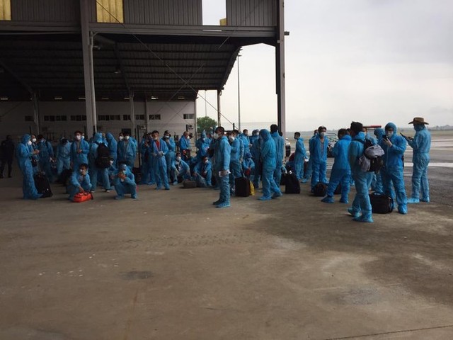 Chuyến bay đón 129 người Việt nhiễm Covid-19 từ Guinea Xích đạo đã về Nội Bài ảnh 3