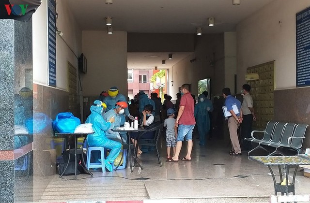 Phong tỏa một chung cư tại T.PHCM, xét nghiệm 300 người phòng Covid-19 ảnh 1