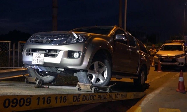 Hà Nội: Tài xế say xỉn, “cố thủ” hơn 3 tiếng đồng hồ trên ô tô ảnh 1