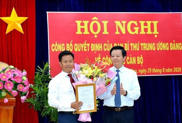 Đồng chí Mai Văn Chính, Phó Trưởng Ban Tổ chức Trung ương trao quyết định và chúc mừng đồng chí Lê Quân.