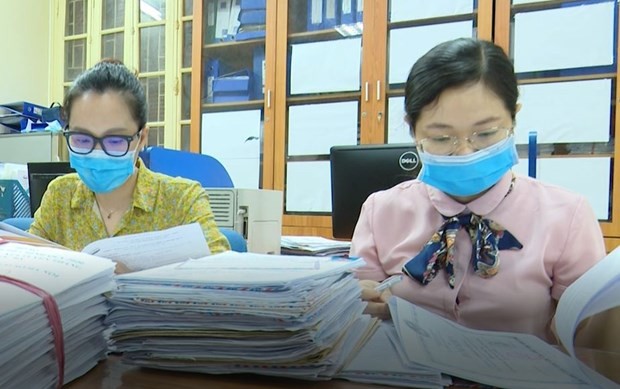 Cán bộ Đại học Thủy lợi xử lý hồ sơ xét tuyển đại học vào trường năm 2020. (Ảnh: PV/Vietnam+).