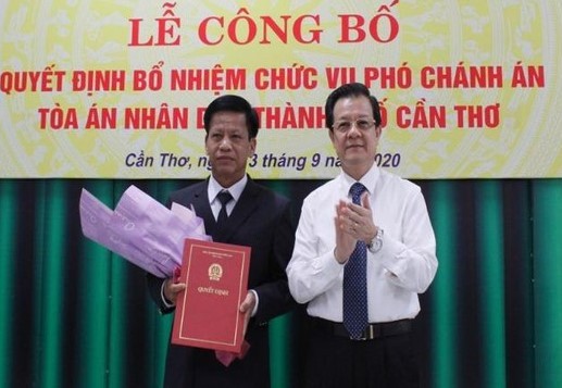 Phó Chánh án Thường trực Tòa án nhân dân tối cao Lê Hồng Quang trao quyết định và chúc mừng Thẩm phán Phạm Hoàng Dũng.
