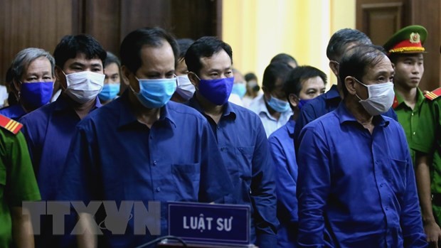 Các bị cáo nghe tòa tuyên án. (Ảnh: Thành Chung/TTXVN).