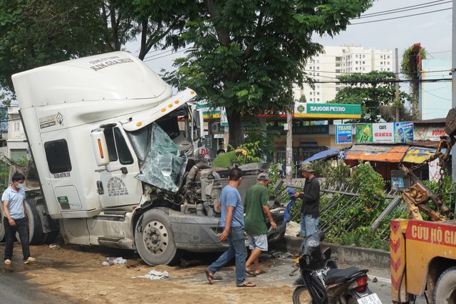 Hiện trường vụ tai nạn trên quốc lộ khiến 1 tài xế nguy kịch. Hiện trường vụ tai nạn trên quốc lộ khiến 1 tài xế nguy kịch.