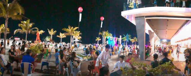 Bãi tắm Phương Đông nhộn nhịp du khách vào ban đêm. Bãi tắm Phương Đông nhộn nhịp du khách vào ban đêm.