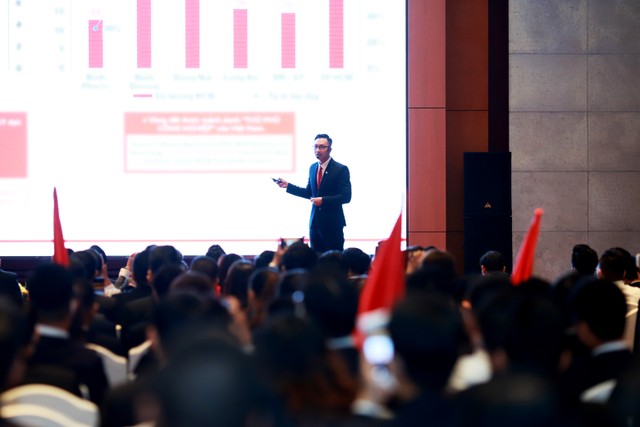 Chuyên viên tư vấn tự tin thuyết trình tại vòng chung kết cuộc thi “Kết nối và đồng hành cùng Astral City”.