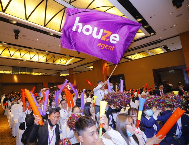 Khán phòng sôi động với dàn “cổ động viên” nhiệt huyết.