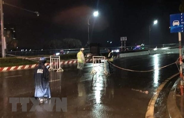 Lực lượng Cảnh sát giao thông đang phối hợp với các đơn vị quản lý, vận hành triển khai lực lượng cấm người và phương tiện lưu thông qua cầu để đảm bảo an toàn. (Ảnh: TTXVN phát). Lực lượng Cảnh sát giao thông đang phối hợp với các đơn vị quản lý, vận hành triển khai lực lượng cấm người và phương tiện lưu thông qua cầu để đảm bảo an toàn. (Ảnh: TTXVN phát).