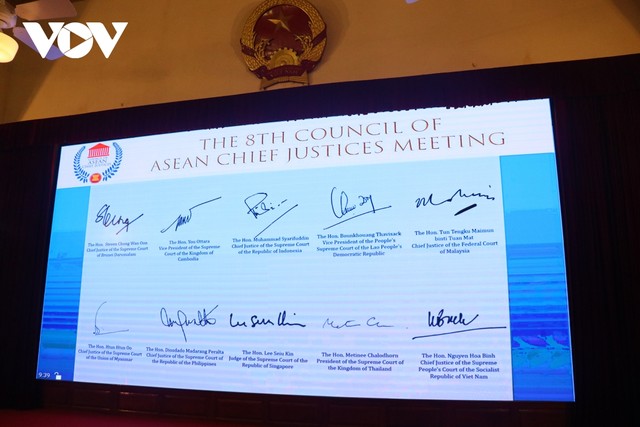 Kết thúc hội nghị, các đại biểu ký tuyên bố chung dưới hình thức trực tuyến.