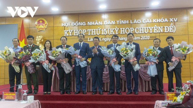 Tặng hoa chúc mừng các cán bộ lãnh đạo nắm giữ chức danh mới. Tặng hoa chúc mừng các cán bộ lãnh đạo nắm giữ chức danh mới.