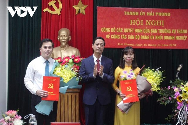 Ông Đỗ Mạnh Hiến, Phó Bí thư Thường trực Thành ủy Hải Phòng chúc mừng bà Trần Thị Quỳnh Trang, tân Bí thư Huyện ủy An Dương và ông Lê Hữu Toản, Phó Bí thư thường trực phụ trách Đảng bộ Khối Doanh nghiệp thành phố. Ông Đỗ Mạnh Hiến, Phó Bí thư Thường trực Thành ủy Hải Phòng chúc mừng bà Trần Thị Quỳnh Trang, tân Bí thư Huyện ủy An Dương và ông Lê Hữu Toản, Phó Bí thư thường trực phụ trách Đảng bộ Khối Doanh nghiệp thành phố.