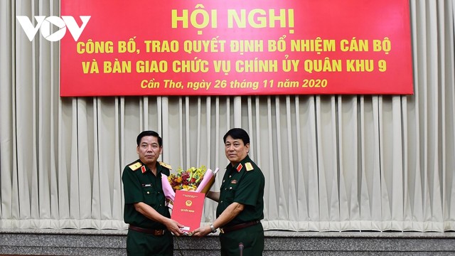 Trao quyết định bổ nhiệm Chính ủy QK9 cho Thiếu tướng Nguyễn Văn Gấu (trái).