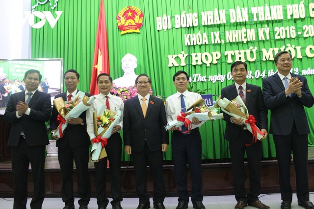 Lãnh đạo Cần Thơ chúc mừng Phó Chủ tịch HĐND và UBND thành phố vừa được bầu. Lãnh đạo Cần Thơ chúc mừng Phó Chủ tịch HĐND và UBND thành phố vừa được bầu.