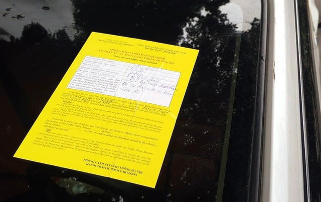 Cận cảnh thông báo phạt nguội được dán trên phương tiện vi phạm.