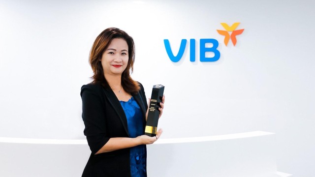 Bà Tường Nguyễn – Giám đốc Trung tâm Chiến lược và Vận hành Thẻ VIB nhận cúp “Thương hiệu thẻ sáng tạo nhất Việt Nam 2020” từ GBM.