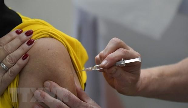 Tiêm phòng vắcxin ngừa COVID-19 cho tình nguyện viên ở Berlin, Đức ngày 29/11. (Ảnh: AFP/TTXVN).