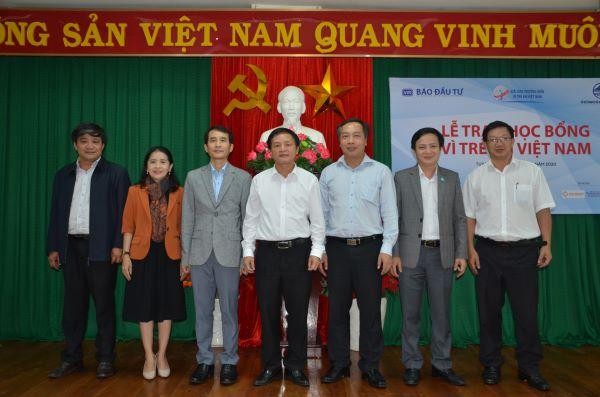 Các đại biểu chụp hình lưu niệm khi kết thúc lễ trao học bổng năm 2020 tại Phú Yên. Các đại biểu chụp hình lưu niệm khi kết thúc lễ trao học bổng năm 2020 tại Phú Yên.