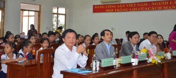 Các đại biểu và các em học sinh tại lễ trao học bổng trong Hội trường Sở Kế hoạch và Đầu tư tỉnh Phú Yên. Các đại biểu và các em học sinh tại lễ trao học bổng trong Hội trường Sở Kế hoạch và Đầu tư tỉnh Phú Yên.