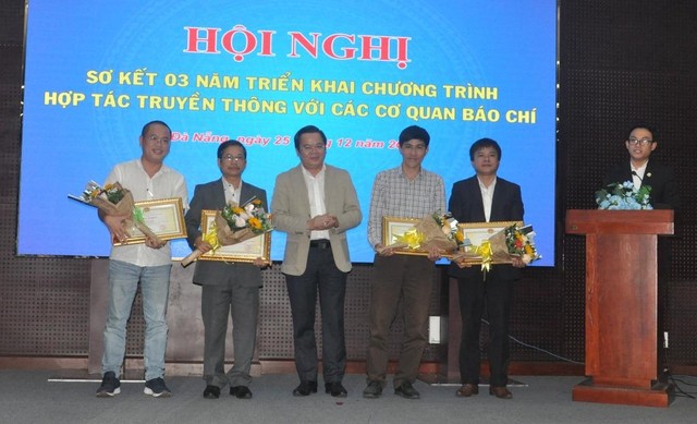 Các cá nhân được UBND TP.Đà Nẵng tặng bằng khen vì có thành tích trong thực hiện chương trình hợp tác truyền thông. Các cá nhân được UBND TP.Đà Nẵng tặng bằng khen vì có thành tích trong thực hiện chương trình hợp tác truyền thông.