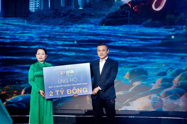 Ông Nguyễn Văn Cường - Phó Chủ tịch Tập đoàn Hưng Thịnh trao bảng ủng hộ Quỹ vì người nghèo tỉnh Bình Định cho bà Nguyễn Thị Phong Vũ - Ủy viên Ban thường vụ Tỉnh ủy, Chủ tịch Ủy ban MTTQ Việt Nam tỉnh Bình Định. Ông Nguyễn Văn Cường - Phó Chủ tịch Tập đoàn Hưng Thịnh trao bảng ủng hộ Quỹ vì người nghèo tỉnh Bình Định cho bà Nguyễn Thị Phong Vũ - Ủy viên Ban thường vụ Tỉnh ủy, Chủ tịch Ủy ban MTTQ Việt Nam tỉnh Bình Định.