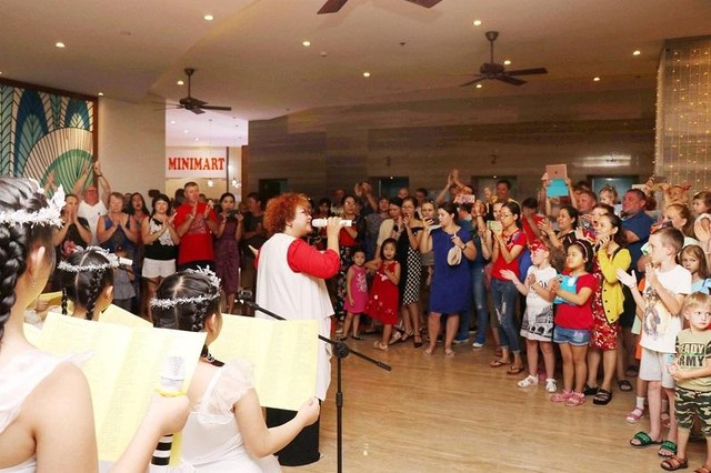 Các tiết mục nghệ thuật đặc sắc được Riviera chuẩn bị công phu khiến các du khách reo hò thích thú. Các tiết mục nghệ thuật đặc sắc được Riviera chuẩn bị công phu khiến các du khách reo hò thích thú.