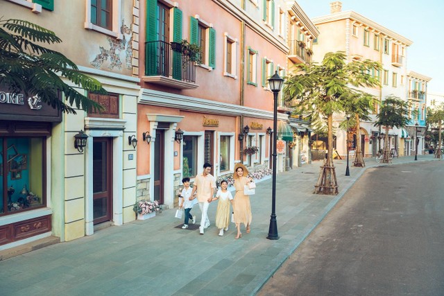 Những con phố mua sắm tại thị trấn Địa Trung Hải Sun Premier Village Primavera.