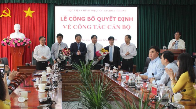 PGS.TS Nguyễn Duy Bắc, Phó Bí thư Đảng ủy, Phó Giám đốc Học viện Chính trị quốc gia Hồ Chí Minh trao quyết định bổ nhiệm và chúc mừng PGS.TS Nguyễn Quốc Dũng, TS Phan Công Khanh.