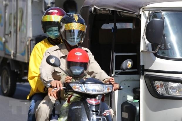 Người dân Phnom Penh đeo khẩu trang để phòng, chống COVID-19. (Ảnh: Nguyễn Vũ Hùng/TTXVN).