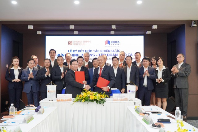 Ông Nguyễn Tấn Đông - Tổng Giám đốc Tập đoàn Đèo Cả và ông Trần Tiến Thanh - Tổng Giám đốc Hưng Thịnh Incons thực hiện nghi thức ký kết hợp tác trước sự chứng kiến của đại diện các bên.