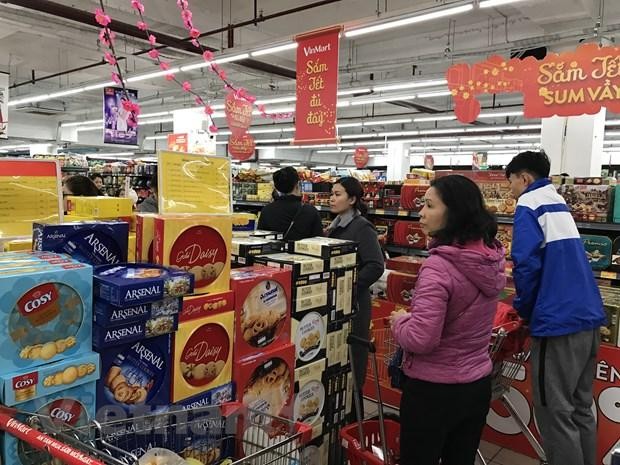 Hàng hóa phục vụ Tết tại các doanh nghiệp bán lẻ khá dồi dào, với nhiều sản phẩm đặc sản vùng miền. (Ảnh: Đức Duy/Vietnam+).