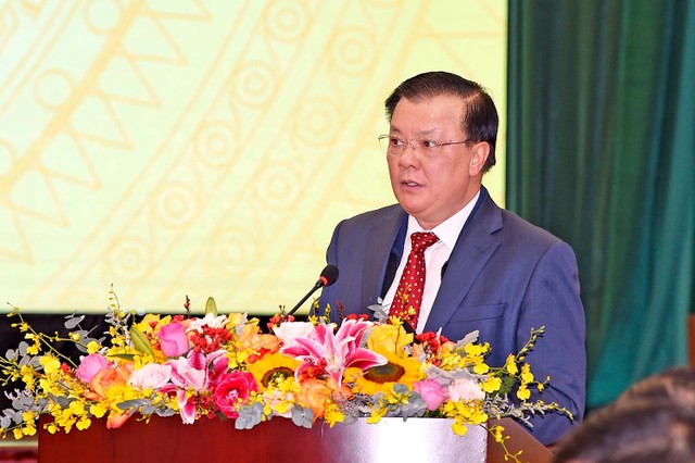 Bộ trưởng Bộ Tài chính Đinh Tiến Dũng phát biểu tại hội nghị.