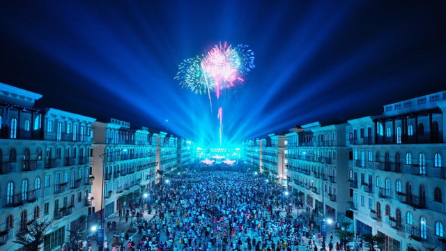 Khu đô thị Sun Grand City New An Thoi rực rỡ trong đại tiệc bắn pháo hoa chào mừng Phú Quốc lên thành phố.