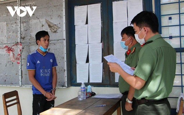 Công an đọc lệnh bắt giam đối Trương Chí Tài. Công an đọc lệnh bắt giam đối Trương Chí Tài.