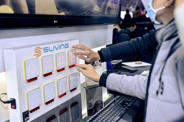 Các sản phẩm Sliving IoT của Sunshine Group thu hút sự chú ý của đông đảo khách tham gia triển lãm. Các sản phẩm Sliving IoT của Sunshine Group thu hút sự chú ý của đông đảo khách tham gia triển lãm.