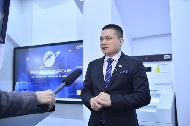 Ông Lê Nhỏ - Phó Tổng Giám Đốc Tập đoàn Sunshine. Ông Lê Nhỏ - Phó Tổng Giám Đốc Tập đoàn Sunshine.