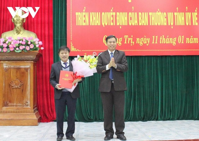 Ông Nguyễn Đăng Quang, Phó Bí thư Thường trực Tỉnh ủy Quảng Trị đã trao quyết định, tặng hoa chúc mừng tân Chánh Văn phòng Tỉnh ủy Quảng Trị. Ông Nguyễn Đăng Quang, Phó Bí thư Thường trực Tỉnh ủy Quảng Trị đã trao quyết định, tặng hoa chúc mừng tân Chánh Văn phòng Tỉnh ủy Quảng Trị.