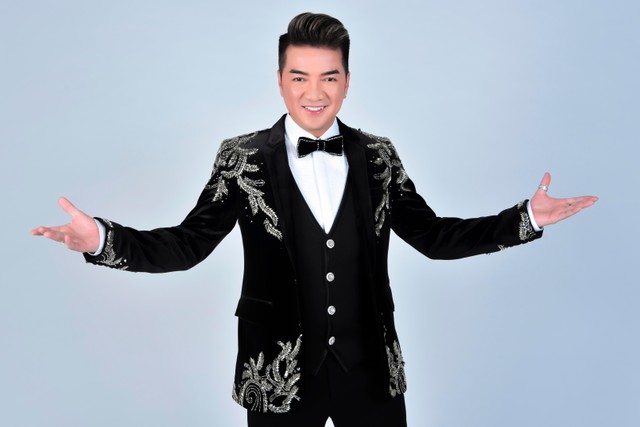 Ca sĩ Đàm Vĩnh Hưng sẽ góp mặt biểu diễn trong Dạ tiệc ngôi sao (Stars by Night Party). Liên hệ để biết thêm thông tin chương trình qua Hotline: 1900 63 6666 hoặc Website: www.novaland.com.vn.