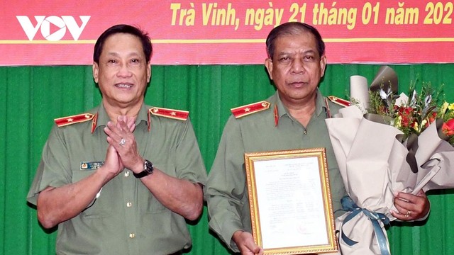 Thiếu tướng Kiên Rịnh (phải) nhận Quyết định về làm Phó Giám đốc Công an tỉnh Trà Vinh.