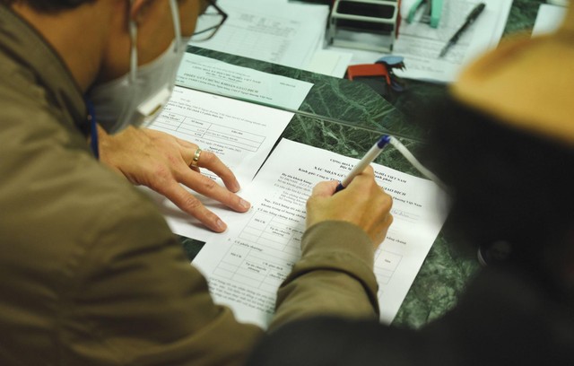 Bất chấp phiên bán tháo trước đó, vẫn có nhiều nhà đầu tư mới tham gia thị trường. Trong ảnh: Một nhà đầu tư mở tài khoản giao dịch trên sàn VCBS.