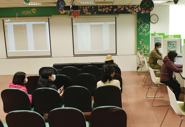 Sáng sớm ngày 29/1, trên sàn chứng khoán VCBS có khá đông nhà đầu tư đến giao dịch.