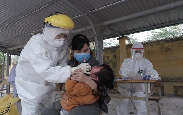 Lực lượng chức năng tiến hành khoanh vùng, truy vết, lấy mẫu cho những người tiếp xúc gần. (Ảnh: Phạm Hùng/TTXVN phát). Lực lượng chức năng tiến hành khoanh vùng, truy vết, lấy mẫu cho những người tiếp xúc gần. (Ảnh: Phạm Hùng/TTXVN phát).