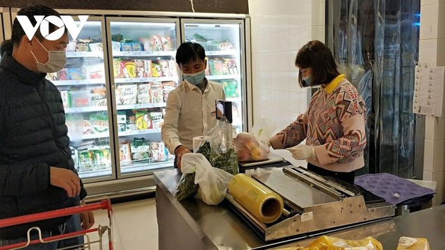 Nhu cầu mua sắm Tết khá nhộn nhịp và tăng so với ngày thường.