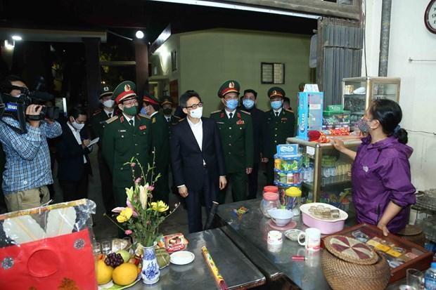 Phó Thủ tướng Vũ Đức Đam thăm hỏi người dân trong khu cách ly (Nguồn: TTXVN).